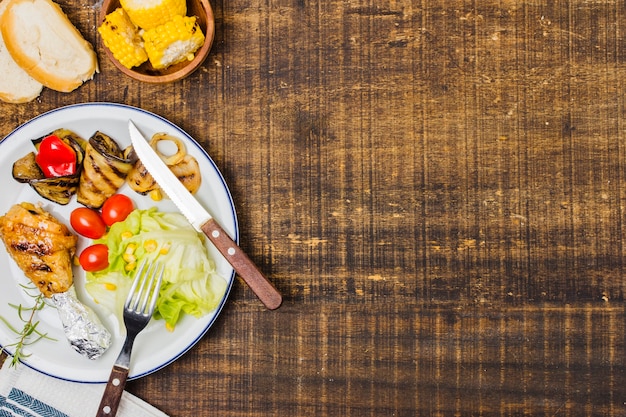 Platte mit Grill rohem Gemüse und Brot