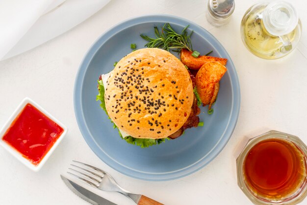 Platte mit Hamburger und Sauce daneben