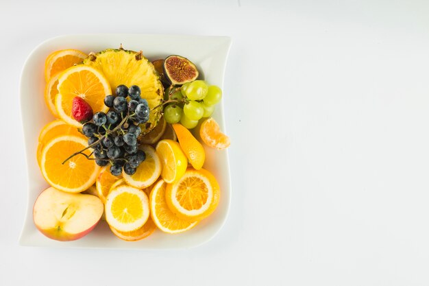 Kostenloses Foto platte mit köstlichen früchten