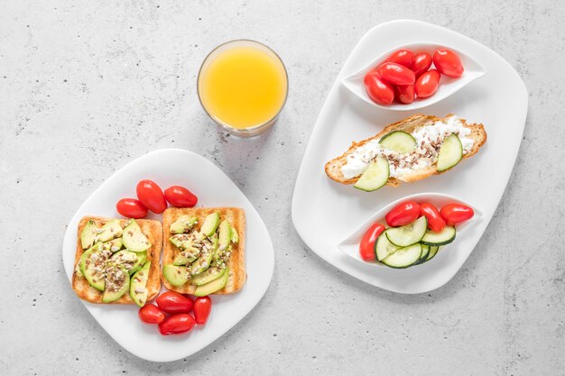 Platte mit Toast und Gemüse und Saft