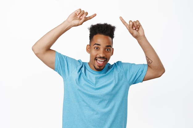 Platz für Ihr Logo. Lächelnder afrikanisch-amerikanischer Mann, der mit dem Finger nach oben zeigt, Produkt empfiehlt, Verkaufsrabatt-Banner, Logo-Werbung, weißer Hintergrund zeigt