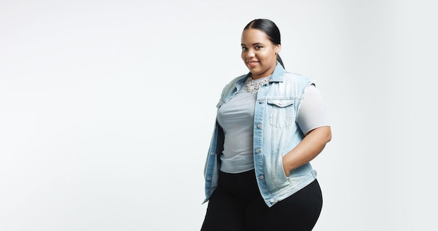 Plus-Size-Model im Studio-Shooting glücklich lächelnd