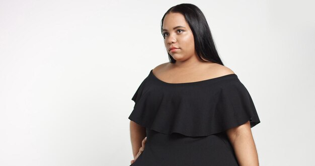 Plus-Size-Model im Studio-Shooting glücklich lächelnd