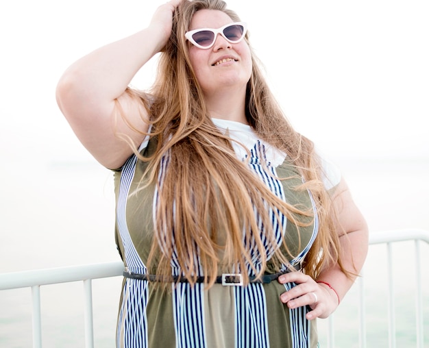 Plus Size Model mit Sonnenbrille