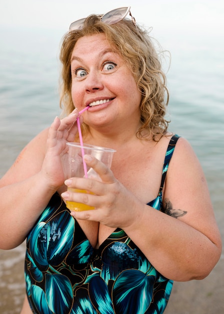 Kostenloses Foto plus size modell mit einem orangensaft