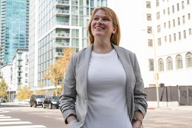 Plus Size T-Shirt weißes Business-Outfit blonde Frau in der Stadt