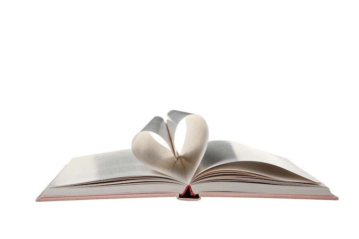 Kostenlose Foto png-bücher mit gefalteten seiten auf weißem hintergrund