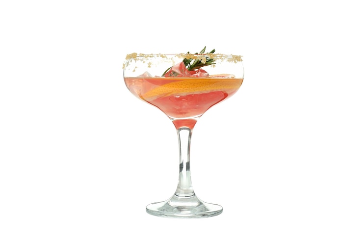 Kostenlose Foto png-grapefruit-cocktail in glas, isoliert auf weißem hintergrund