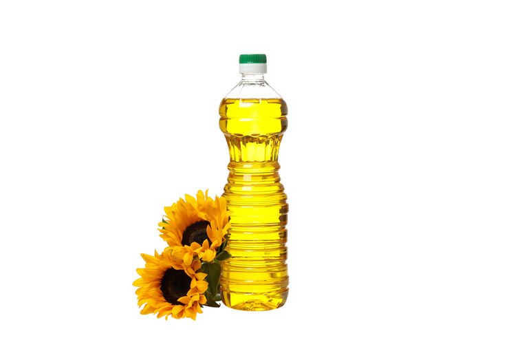 Kostenlose Foto png-öl in plastikflasche und sonnenblumen auf weißem hintergrund