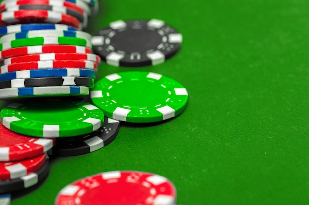 Kostenloses Foto pokerchips auf dem tisch