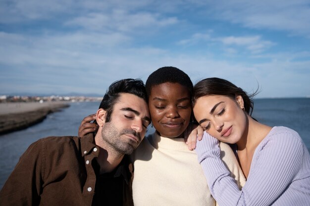 Polyamory-Menschen verbringen Zeit miteinander