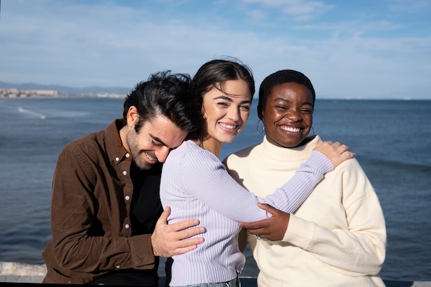 Kostenloses Foto polyamory-menschen verbringen zeit miteinander