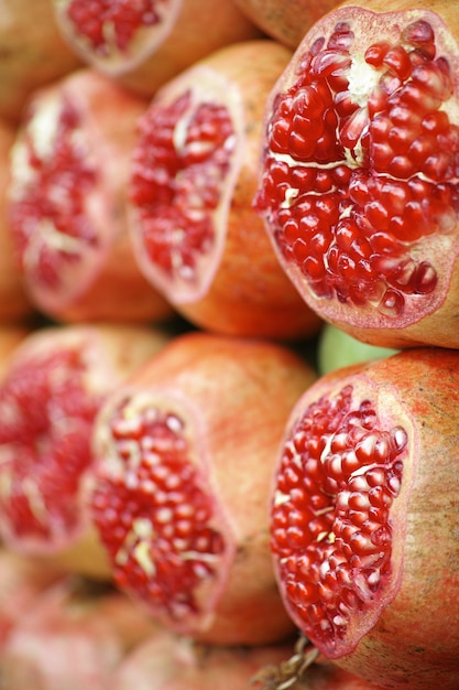 Pomegranates mit einer in Scheiben geschnittenen Stück