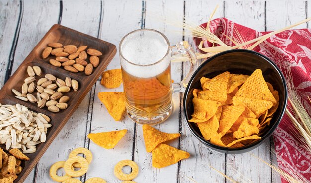 Pommes, Bier und Trockenfrüchte auf dem Tisch