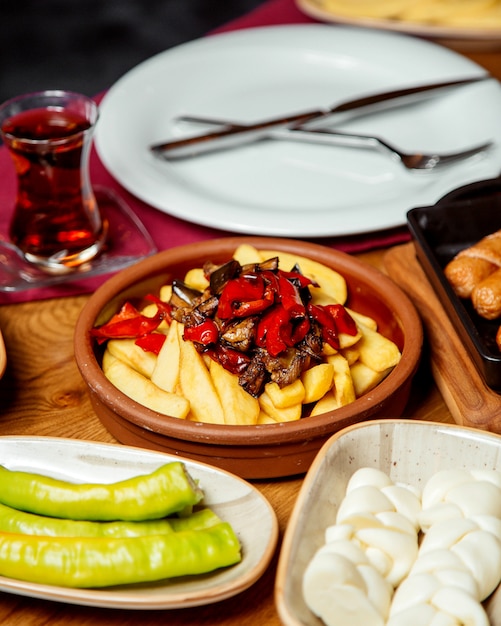 Pommes Frites garniert mit gebratenen Auberginen- und Paprika-Scheiben