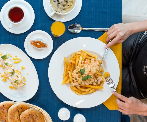 Pommes Frites mit Hauptsalat