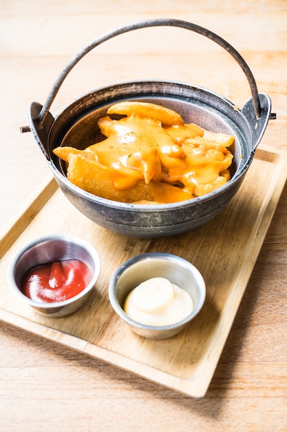 Pommes Frites mit Käse an der Spitze