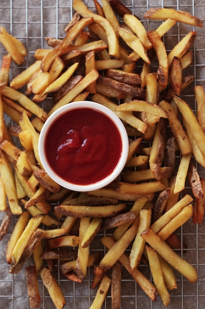 Pommes Frites mit Ketchup-Sauce, Draufsicht