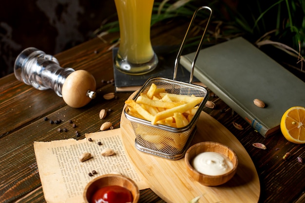 Kostenloses Foto pommes frites mit ketchup und mayonnaise auf dem tisch