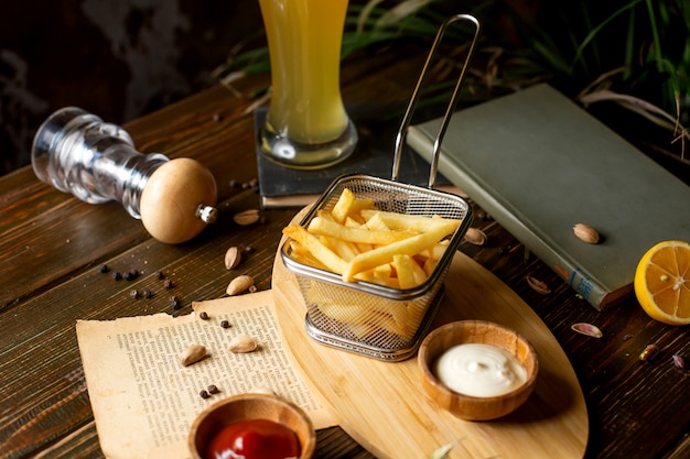 Pommes Frites mit Ketchup und Mayonnaise auf dem Tisch