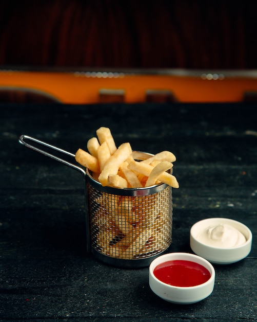 Pommes Frites mit Mayonnaise und Ketchup