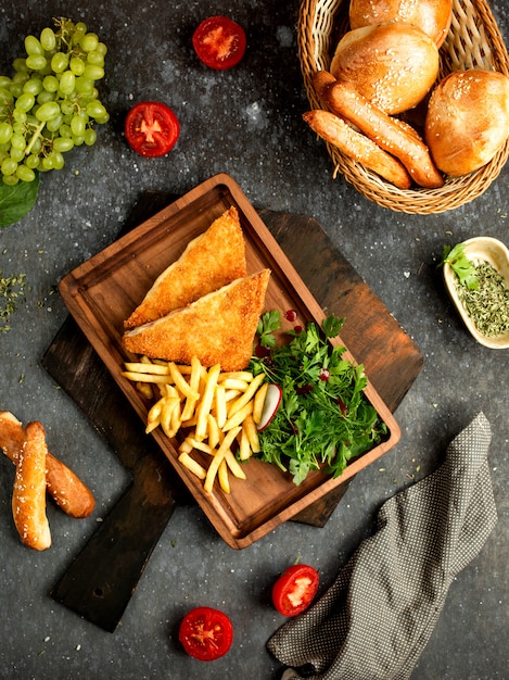 Pommes Frites und Hühnchen mit Frischkäse im Teig