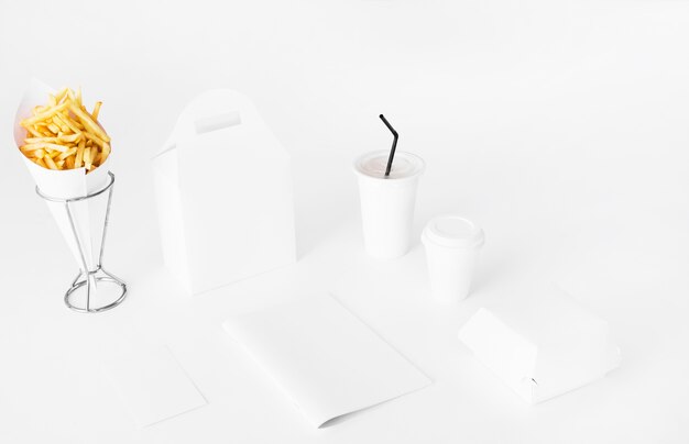 Pommes frittes; Paket und Entsorgung Tasse auf weißem Hintergrund