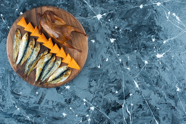 Pommes, Hähnchen grillen und Fisch an Bord auf Marmor.