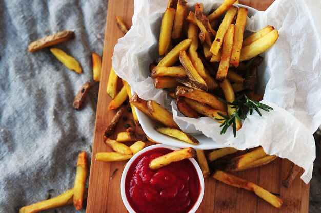 Pommes und Ketchup