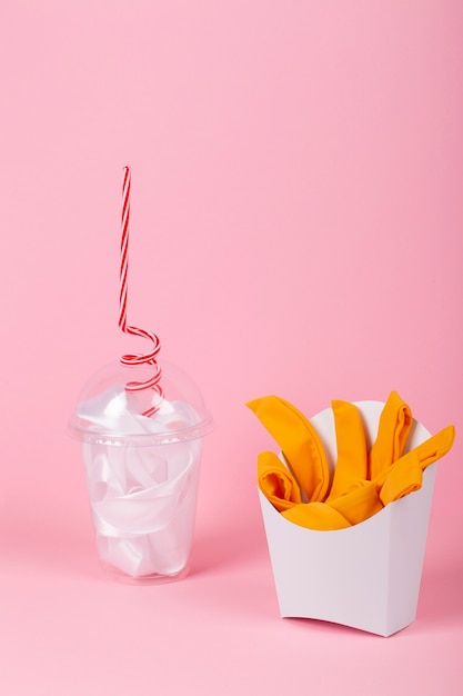 Kostenloses Foto pommes und limonade aus kleidung