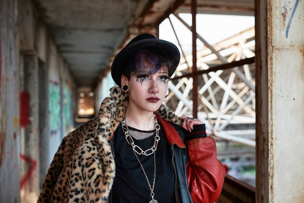 Pop-Punk-ästhetisches Porträt einer Frau, die im Gebäude posiert