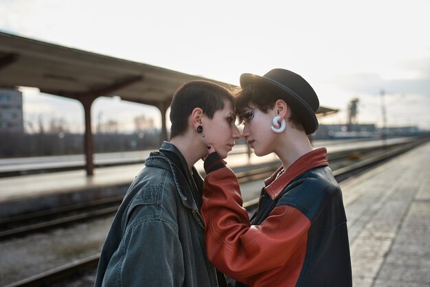 Pop-Punk-ästhetisches Porträt von Frauen, die im Bahnhof posieren