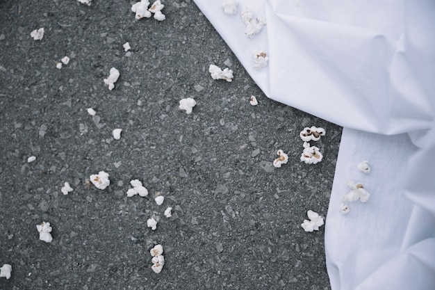 Kostenloses Foto popcorn auf boden nahe weißem blatt