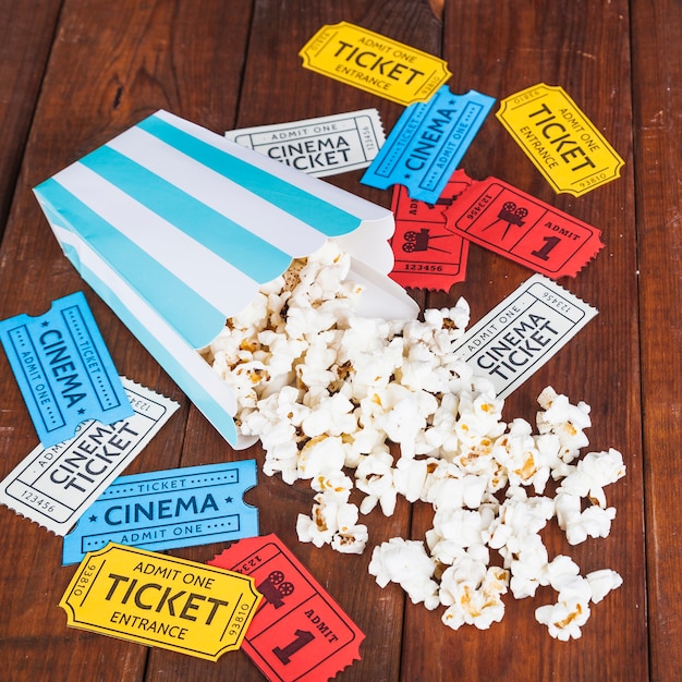 Popcorn auf bunten Tickets verschüttet