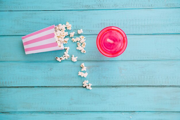 Popcorn-Box und Getränkebecher