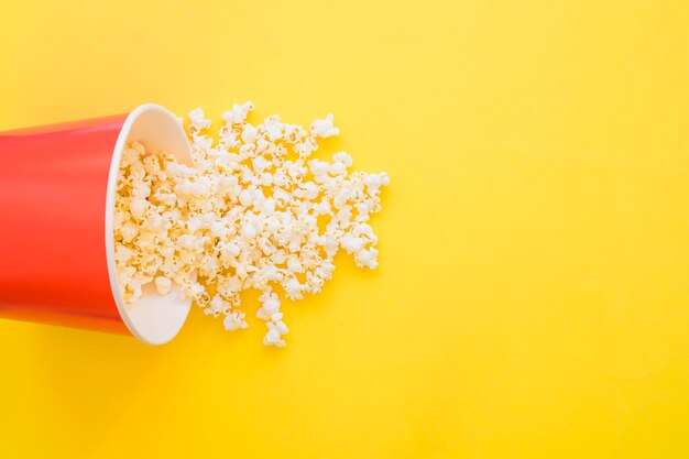 Popcorn Eimer auf gelbem Hintergrund