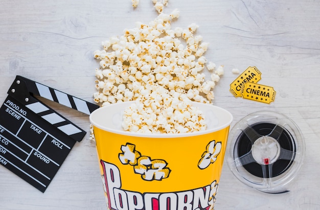 Popcorn Eimer und Filmstreifen auf dem Tisch