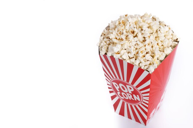 Popcorn im rot-weiß gestreiften Pappeimer isoliert auf weißem Hintergrund