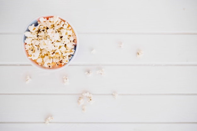 Popcorn in der Tasse von oben