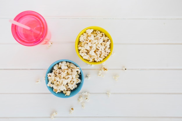 Popcorn in Tassen und Erfrischungsgetränk