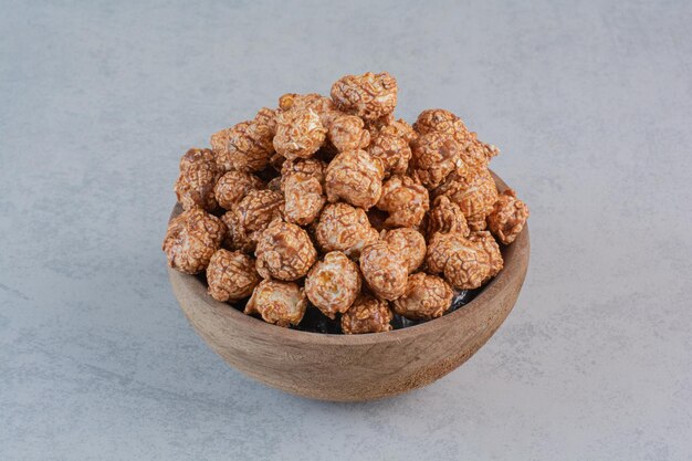 Popcorn mit braunem Bonbonüberzug in einer Schüssel auf Marmoroberfläche