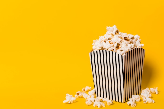 Kostenloses Foto popcorn mit kopierraum auf dem tisch