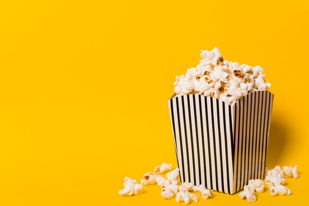 Popcorn mit Kopierraum auf dem Tisch