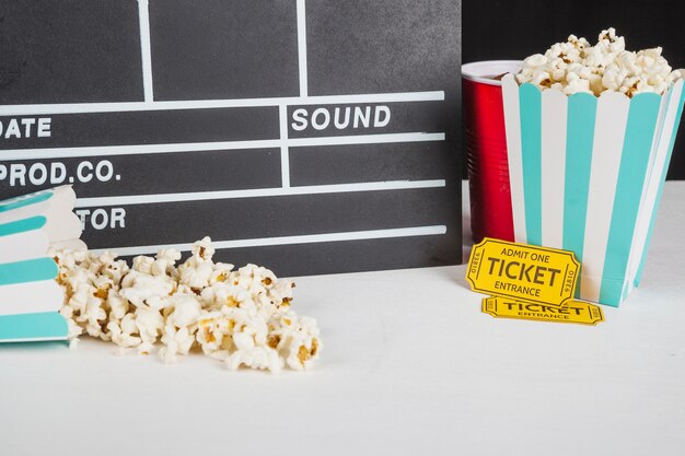 Popcorn und Tickets in der Nähe von Klappe