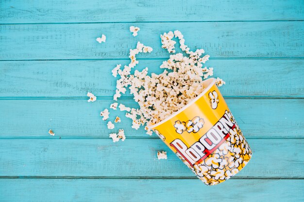 Popcorn verschüttet aus Eimer