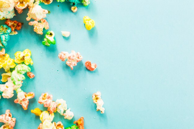 Popcorn wurde auf blauem Hintergrund verschüttet