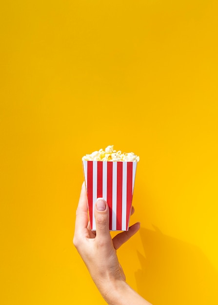 Popcornkasten vor orange Hintergrund