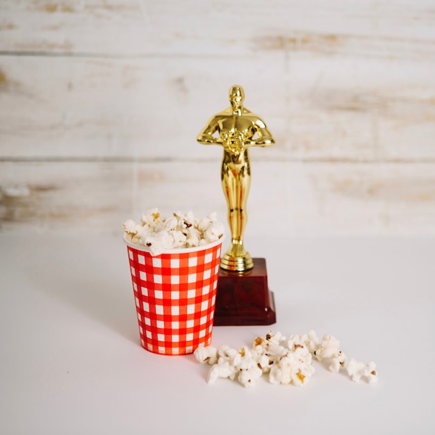 Popcornschale und Oscar-Statuette