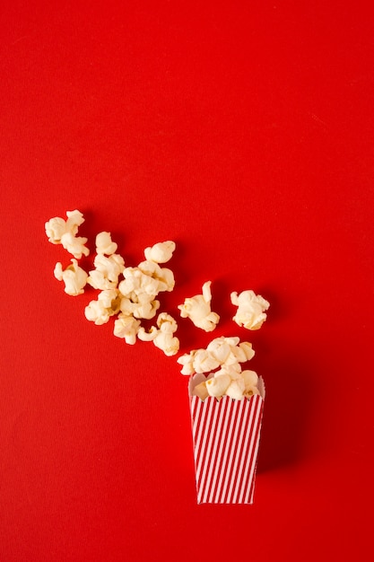 Popcornzusammenstellung auf rotem Hintergrund