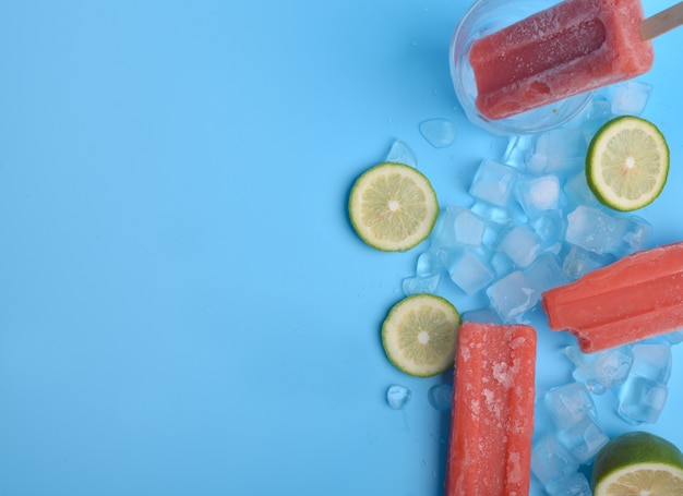 Popsicle und Zitrone auf blauem Hintergrund